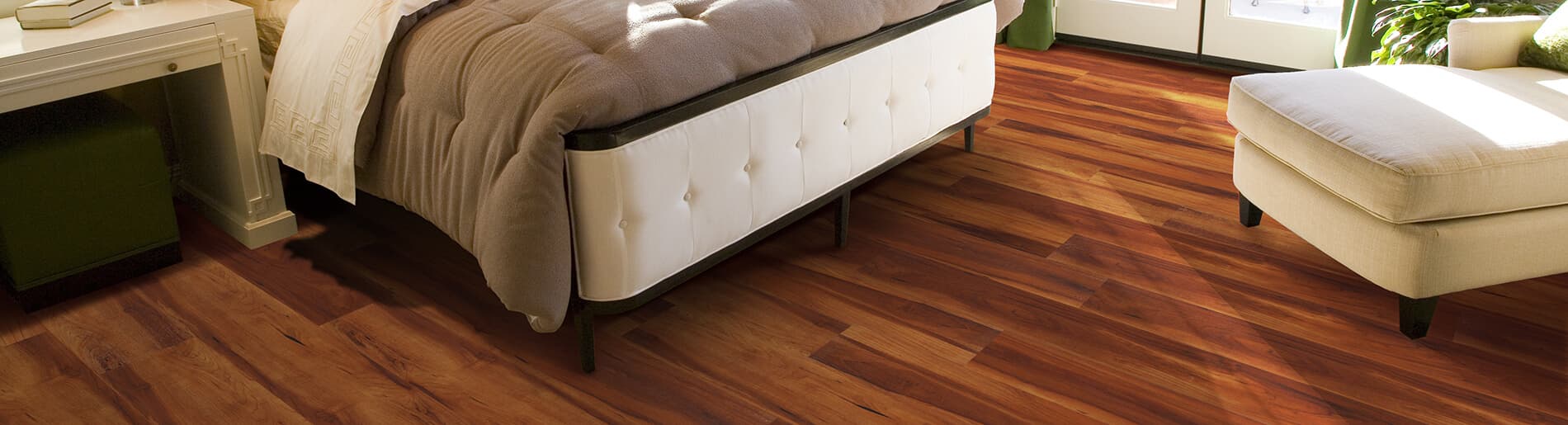 LVT floor with red wood look in bedroom